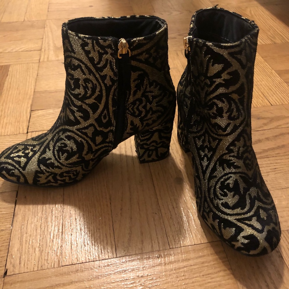 GOLD AND BLACK PAISLY HEELS